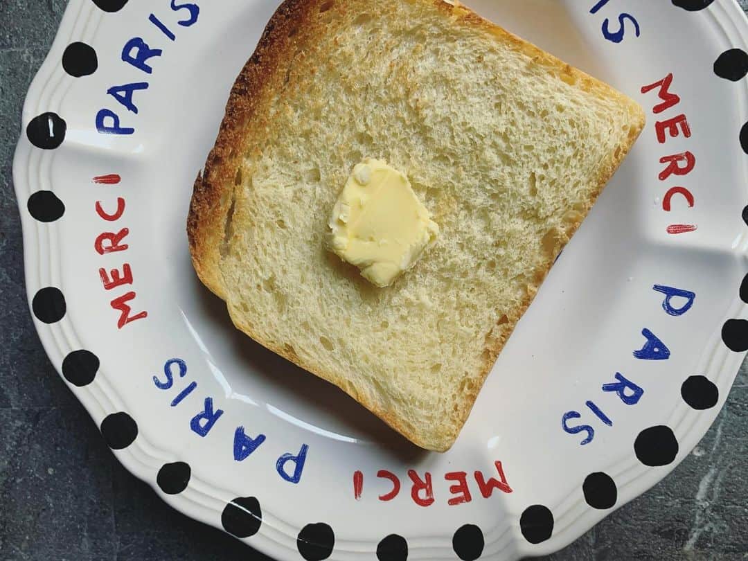 山野ゆりのインスタグラム：「ホームベーカリーを使わずに初めての手ごねで食パン作り🍞自家製で酵母も育てて元種も作ってみたよ。発酵は機械もないので電気毛布で包んで育てました😂ちゃんと育った！ 私が育てたのは初心者にオススメという育てやすいレーズン🍇酵母を育ててからパンが出来るまで‥トータルで10日位かかったけど、本当にパンがちゃんと出来た❣️と、感動。  でもね、山形を焼いたはずなのに全然窯伸びしなくて背が低い食パンになっちゃった😢🍞🙅‍♀️もう少しクラムも柔らかくしたいし、味わいも今一つかなぁ‥？ビジュアルは勿論、なんにせよ改善点が死ぬほどあって。でも、手間暇かけた分だけ焼きあがったパンが愛しくて愛しくて。もっかい言う。愛しくて🥺🧡 自粛中でパンに向き合う時間が増えて、パン時間が以前より充実してる気がする☺️次は何を焼こう🍞🥐🥖 みなさんお元気ですか？私はとても元気です🦧 #食パン #🍞 #bread」