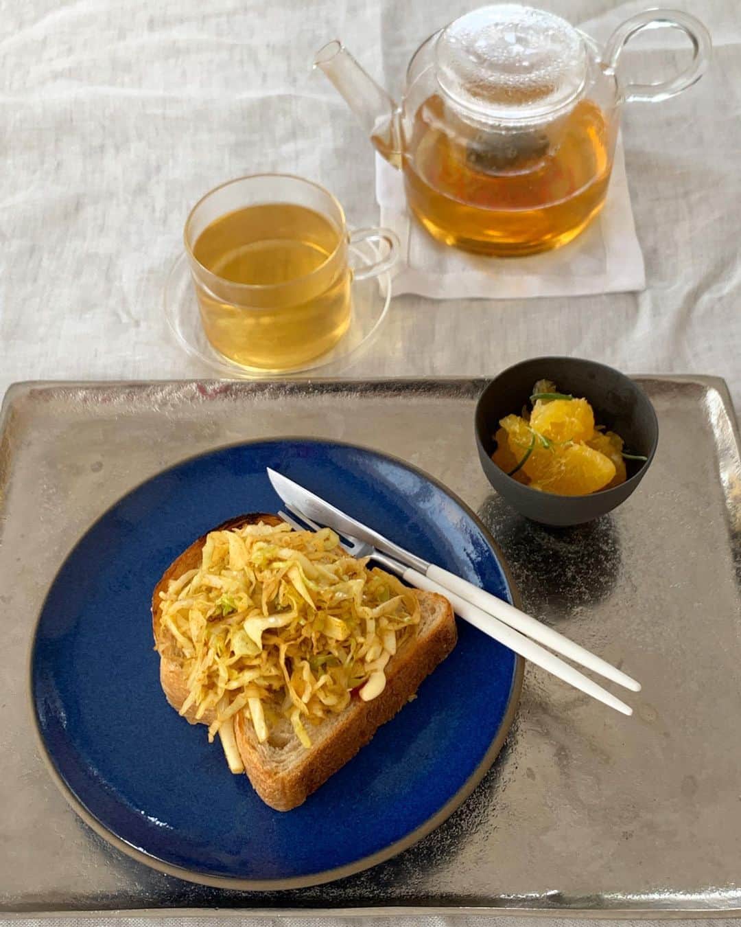 のインスタグラム：「・ ・ センスがとびきり良い友人のひでやくん　@hideyaiida  いつもライフスタイルやお料理を参考にしてるんだけど 今朝作っていたカレー粉でキャベツを炒めてバターロールに挟んでいただくのが、もう美味しいに決まってると思い作った🤣  刻んだキャベツをオリーブオイルで炒め カレー粉をいれてよく炒めるだけ  わたしはバターロールがなかったから @bricolage_bread_and_company のパンドミーに のっけてケチャップとマヨネーズがけてモリモリ  ひでやくんのお家では、よくおやつに出てきたんだって！ ステキな食育だわ  カレー粉は友人の　@chihiro_nakamoto のスパイス 朝の香辛料はパワーが出て良いね💪🏻 ・ ・ #life #おうちごはん #あさごはん #キャベツとカレー粉ソテーon the bread #焼きそばパンも食べたいな #stayhomestaysafe」