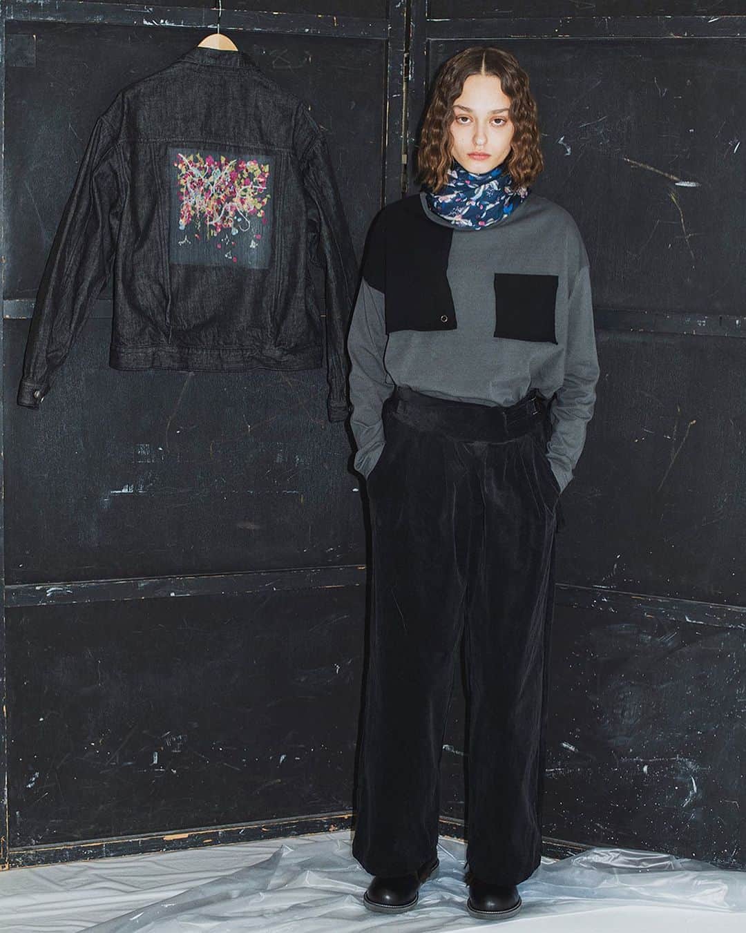 メアグラーティアのインスタグラム：「meagratia FW20 LOOK  art direction: @ak813_____  flower: @yukarisatoflower  styling: @go_momosee  hair&make: @mukai_daisuke  photo: Kenichi Mui #meagratia #flower #fashion #lookbook #fw20」