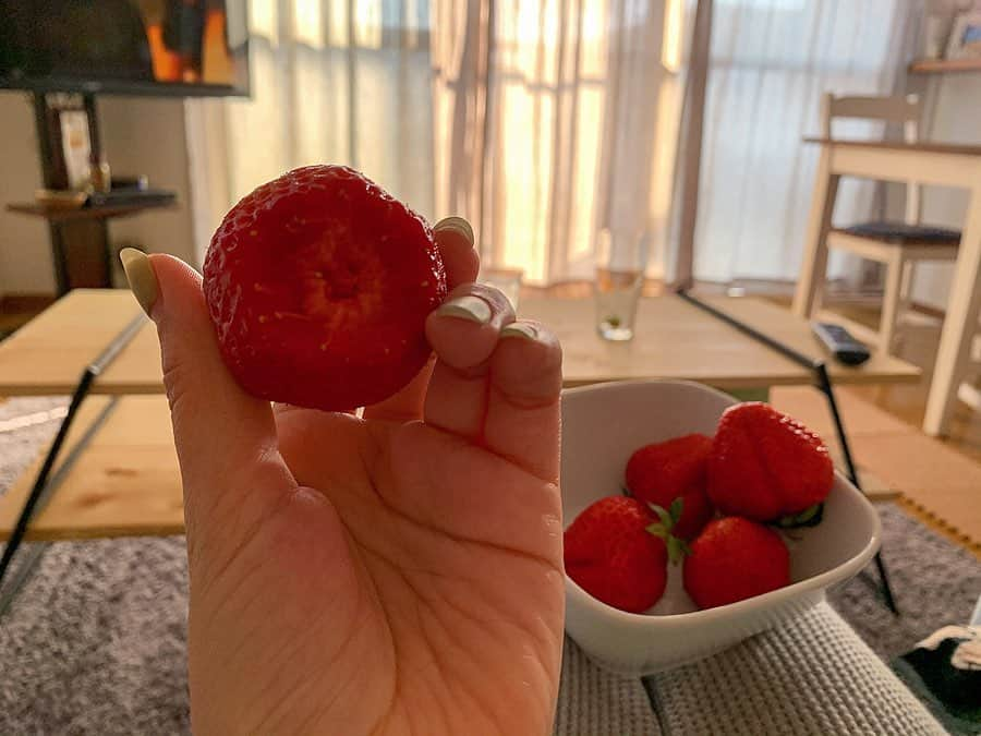 フランク奈緒美ロレインさんのインスタグラム写真 - (フランク奈緒美ロレインInstagram)「. . 今年のGWは外食とか行けないし 旅行も行けないから お家でちょっぴり贅沢する！って決めた！笑 ってことで大好きないちごを 大量に頼みました🍓🍓🍓 前いちご狩り行ってから @isomotofarm のいちごが 本気で好きになった！！！ まずはそのまま食べて…。 めちゃくちゃ甘いし中が真っ赤で感動。 美味しいいちごだからこそできる スイーツ作りしたり GW中色んな楽しみ方する💋 . . #isomotofarm#strawberry #磯本農園 #いちご#お家で過ごそう #stayhome#本気のオススメ」5月2日 10時53分 - naomilorrainefrank