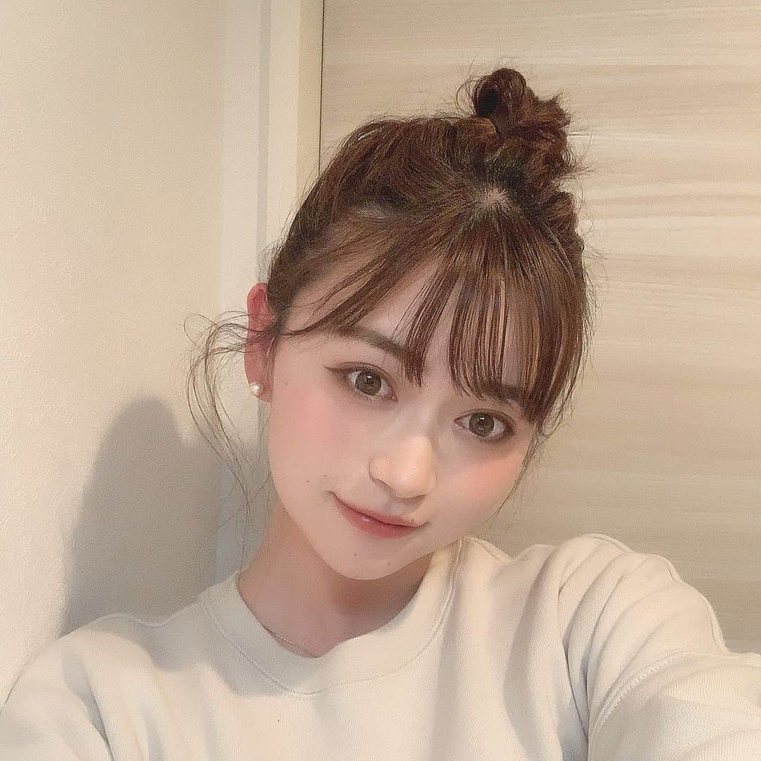 中沢結のインスタグラム：「﻿ 最近おうちヘアスタイルは﻿ もっぱらお団子〜﻿ ﻿ お昼寝後でぼさぼさだけど﻿ この日はメイクも上手くいって﻿ ご機嫌だった🥳🥳」