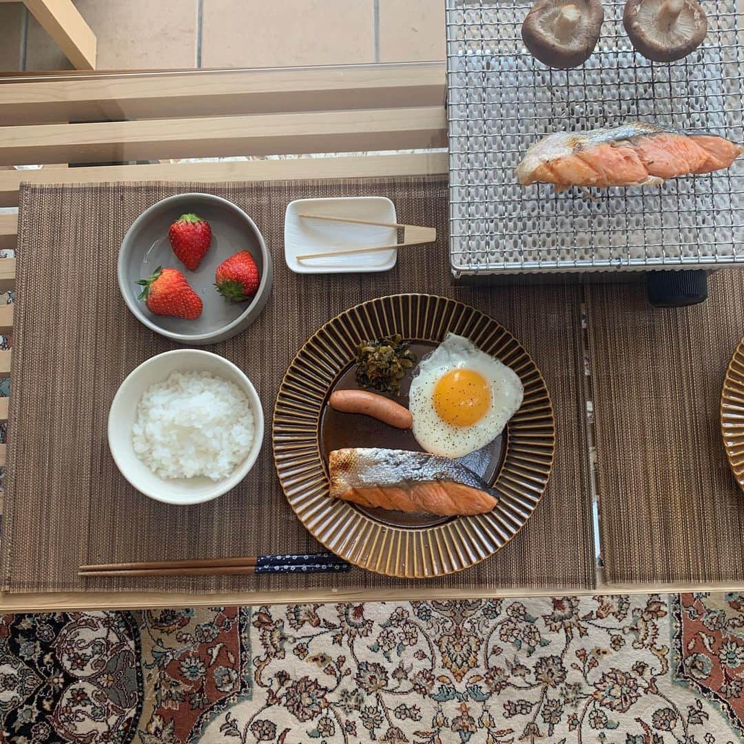 高田茉実さんのインスタグラム写真 - (高田茉実Instagram)「いつかの　朝定🥚🐟🍓 #あさごはん #魚定食」5月2日 11時02分 - __mamico