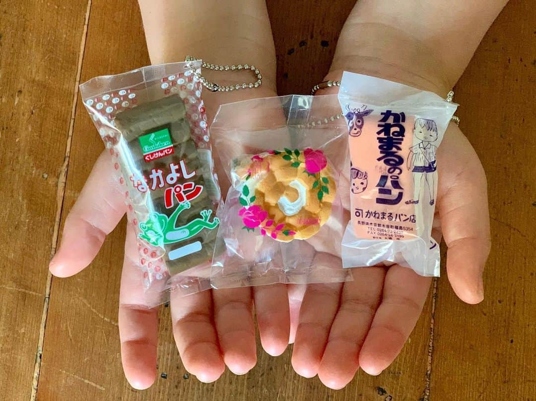 甲斐みのりさんのインスタグラム写真 - (甲斐みのりInstagram)「地元パン手帖トイカプセルを買ってくれた杉浦さやかさんから届いた写真。 複数個の中からこの3種類が出たそう。 7歳の娘さん、残りの3種類も欲しいと、カプセルに封入されている解説書を眺めていると聞いてとても嬉しい。 小さな人にも地元パンという存在の愛らしさが届いたことに感無量。 お父さんが九州出身だから、次はマンハッタンが出るといいね🗽  #地元パン手帖ミニミニスクイーズ  #地元パン手帖」5月2日 11時06分 - minori_loule