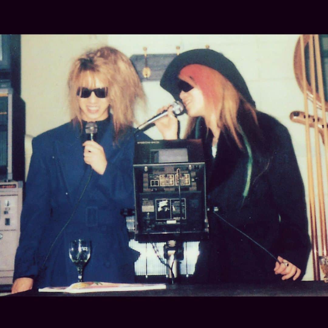 YOSHIKIさんのインスタグラム写真 - (YOSHIKIInstagram)「22 years ago today, my dear friend & #XJAPAN guitarist #Hide passed away. I still think about him everyday. #RIP  Tonight, I will talk about the history and memories of HIDE joining X  on the #YoshikiChannel. Let's refrain from going to the grave this year.  22年前の今日、親愛なるHIDEが他界した。今でも毎日のようにHIDEのことを想う。  今夜YOSHIKI CHANNELでHIDEがXに加入した経緯や思い出を語ります。 今年はお墓に行くことを自粛しよう。  #StayHOME  #YOSHIKI  今夜【5月2日(土)19時～生放送】HIDE MEMORIAL- #YOSHIKI によるLAからセルフ配信。 Japan→ http://ch.nicovideo.jp/yoshikiofficial International→ http://yoshiki.net/YCI.html」5月2日 11時14分 - yoshikiofficial