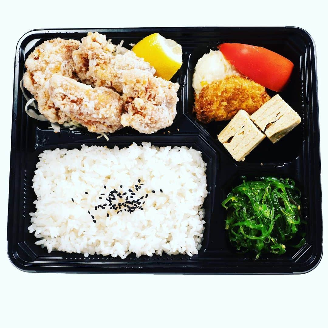 Koyukiさんのインスタグラム写真 - (KoyukiInstagram)「Karaage(fried chicken)bento🍱($12.50) Now available “take out”(call directly), foodora, and Uber eats😊  Open everyday, 11:30-20:30, Order by phone, 694-695-9177 or walk-in.  #koyukiramen #bento #弁当 #yvreats #yvrfoodie #604now #604eats #vancouverfoodie #vancityeats #vancouvereats #dishedvan #robsonstreet #ramenlover #ramennoodles #japanesefood #visitjapan #foodcouver #eatcouver #foodphotography #foodielife #dailyfoodfeed #f52grams #japanesenoodles #noodlelover #narcityvancouver #curiocityvan#crunchvancouver #vanfoodie #eatwithme」5月2日 11時21分 - koyukikitchen