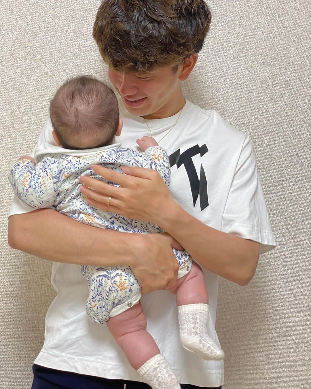 長谷川竜也のインスタグラム：「生まれたときに比べると体重も増え、だんだん寝ハゲが目立ってきたり、たくさん喋ったり、笑ったりするようになった我が子に癒されています👶 みんなに顔は自分似だと言われ、パパ似でドンマイと思いながらも毎日自分似の娘にデレデレしている毎日です。笑  いつか一緒にピッチに入場できる日が楽しみです😁 #いい写真撮れた #というより何枚も撮ってもらった #奥さんサンキュー #stayhome」