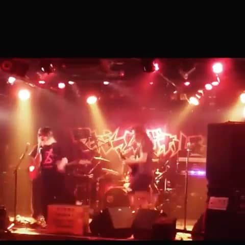 マキシマム ザ ホルモンのインスタグラム：「昨年9月ライブハウスでの霊魔(略) のリハ。「霊を揉み、魔をこねる。霊を呑み、魔をあける。キャーキャーうるさいパラサイツ君よブレイク、バナナ夫妻病んだサイン万歳乾杯!」自分で作詞しといてなんだけど、何を言ってるんですかね？ はよライブしたいよ😷 byりょ　 #スマホの中に残ってた教頭の動画シリーズ」
