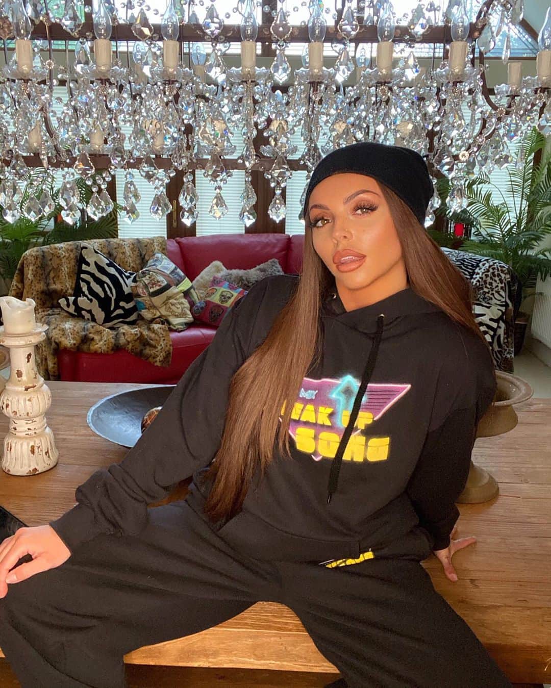 ジェシー・ネルソンのインスタグラム：「Who’s got their hands on our new merch 😝 #breakupsong」