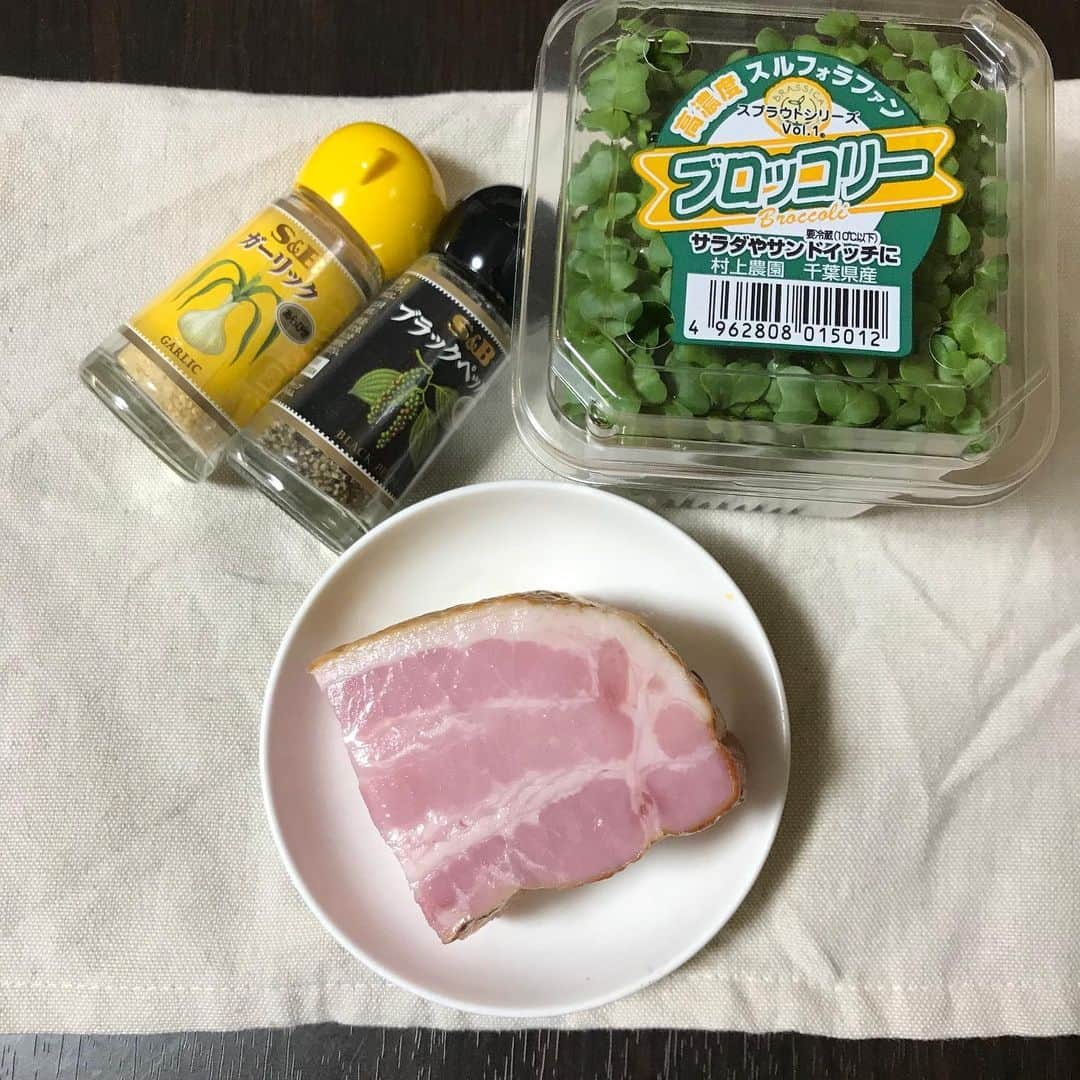 DELISH HACKS - デリッシュハックス︎さんのインスタグラム写真 - (DELISH HACKS - デリッシュハックス︎Instagram)「. ▶︎厚切りベーコン焼いただけ  ブラックペッパー味付け派だったけど ガーリックパウダーONしてみたら グッと美味しさ増した。  #料理と言えるかは謎」5月2日 22時25分 - chin.renjiro