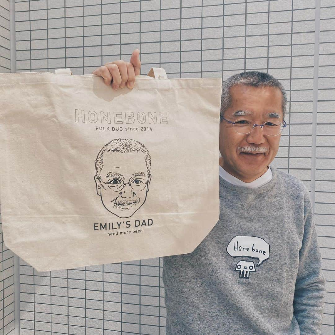 Emilyさんのインスタグラム写真 - (EmilyInstagram)「新グッズが5/10(日)に出るよん。  ①メンバーデザイン「おうちTシャツ」 ②フェイクレザーキーホルダー ③似顔絵Tシャツ ④似顔絵ビックトートバッグ ※①はファンクラブ限定販売👀⚡️ ※価格や色展開は後日発表💁‍♂️ ついに「EMILY’S DAD」がグッズになったよ😎😎 数量限定販売。」5月2日 22時26分 - emily_honebone