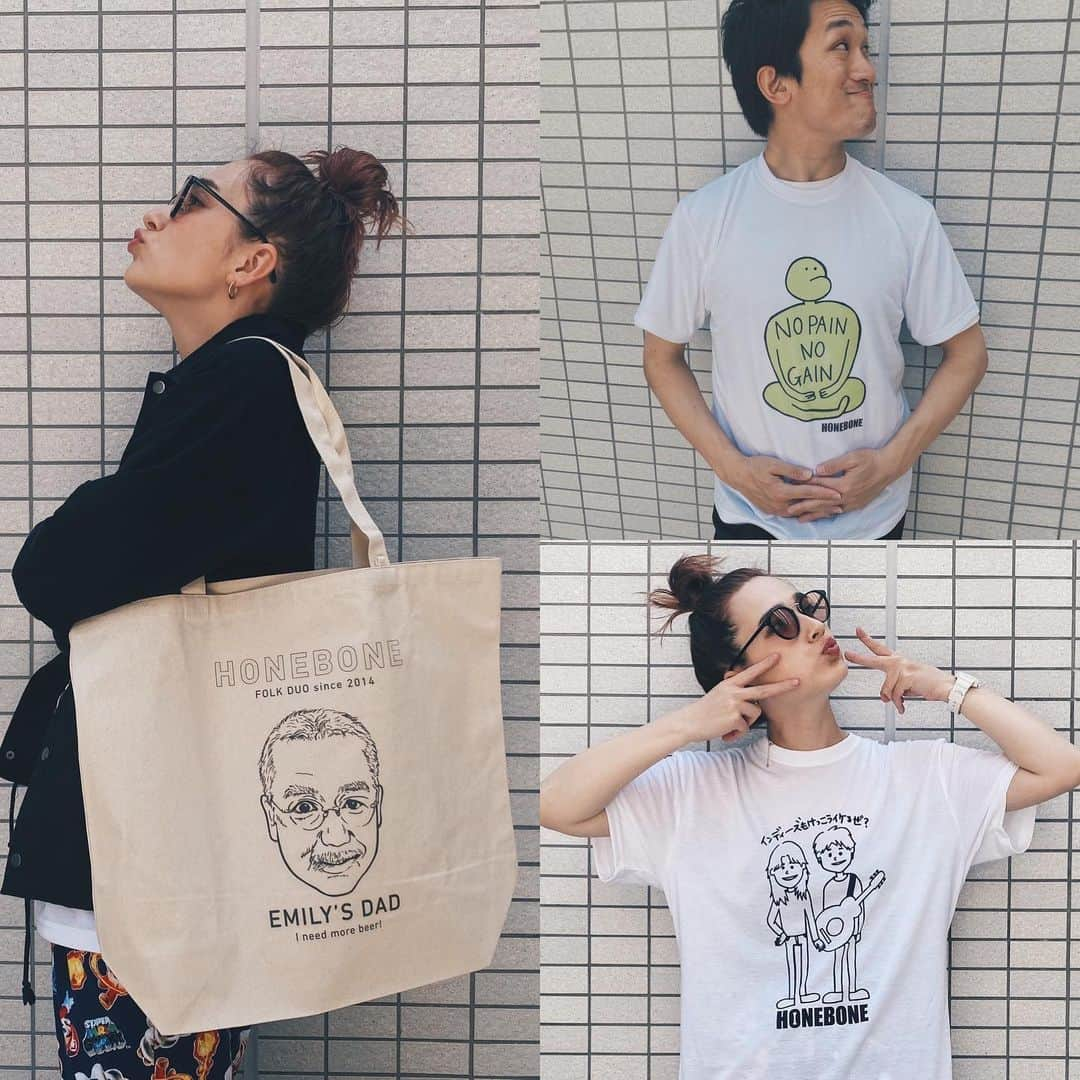 Emilyさんのインスタグラム写真 - (EmilyInstagram)「新グッズが5/10(日)に出るよん。  ①メンバーデザイン「おうちTシャツ」 ②フェイクレザーキーホルダー ③似顔絵Tシャツ ④似顔絵ビックトートバッグ ※①はファンクラブ限定販売👀⚡️ ※価格や色展開は後日発表💁‍♂️ ついに「EMILY’S DAD」がグッズになったよ😎😎 数量限定販売。」5月2日 22時26分 - emily_honebone