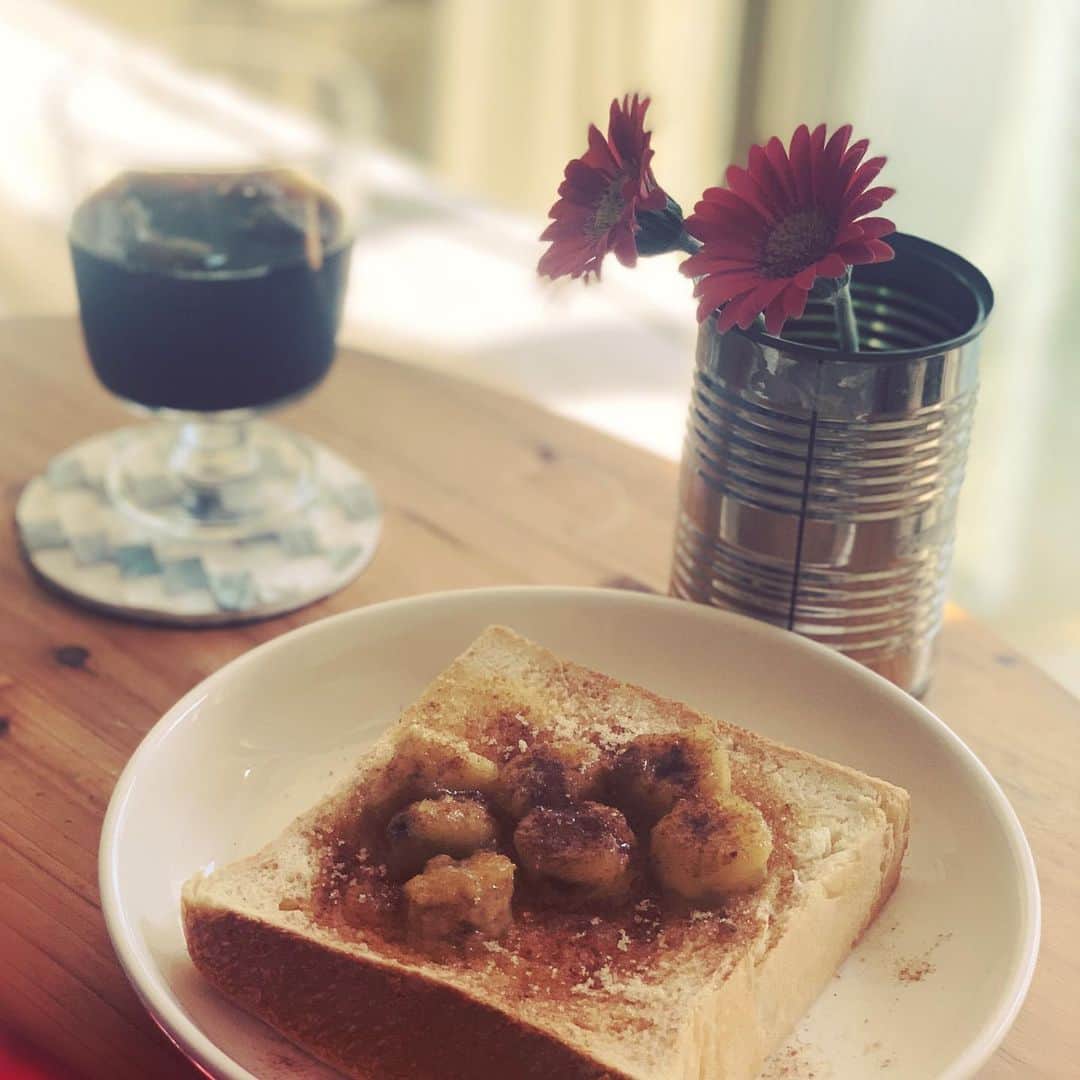 愛純もえりのインスタグラム：「美味しいパン屋さんが近くにあって、 幸せです🍞 . . 切り花のお水にほんの一滴、キッチンハイター落とすと、驚異的に長持ちする事を知りました☕️今日この頃です。 . . #ぶあつーくカットしたフカフカパンにたっぷりバターでソテーしたバナナ #の上にシナモンシュガー」