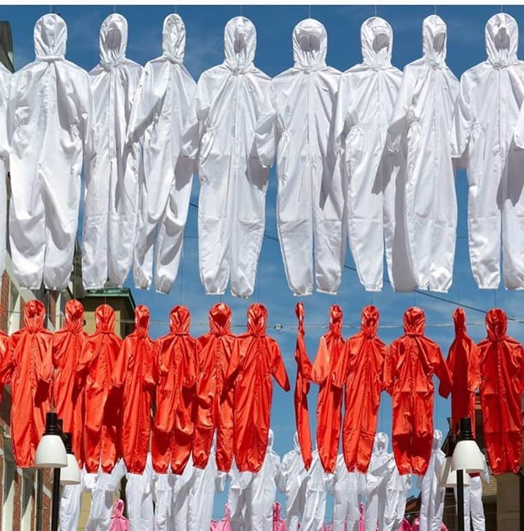艾未未さんのインスタグラム写真 - (艾未未Instagram)「“Think different ”(How to hang workers' uniforms), 2015」5月2日 22時28分 - aiww