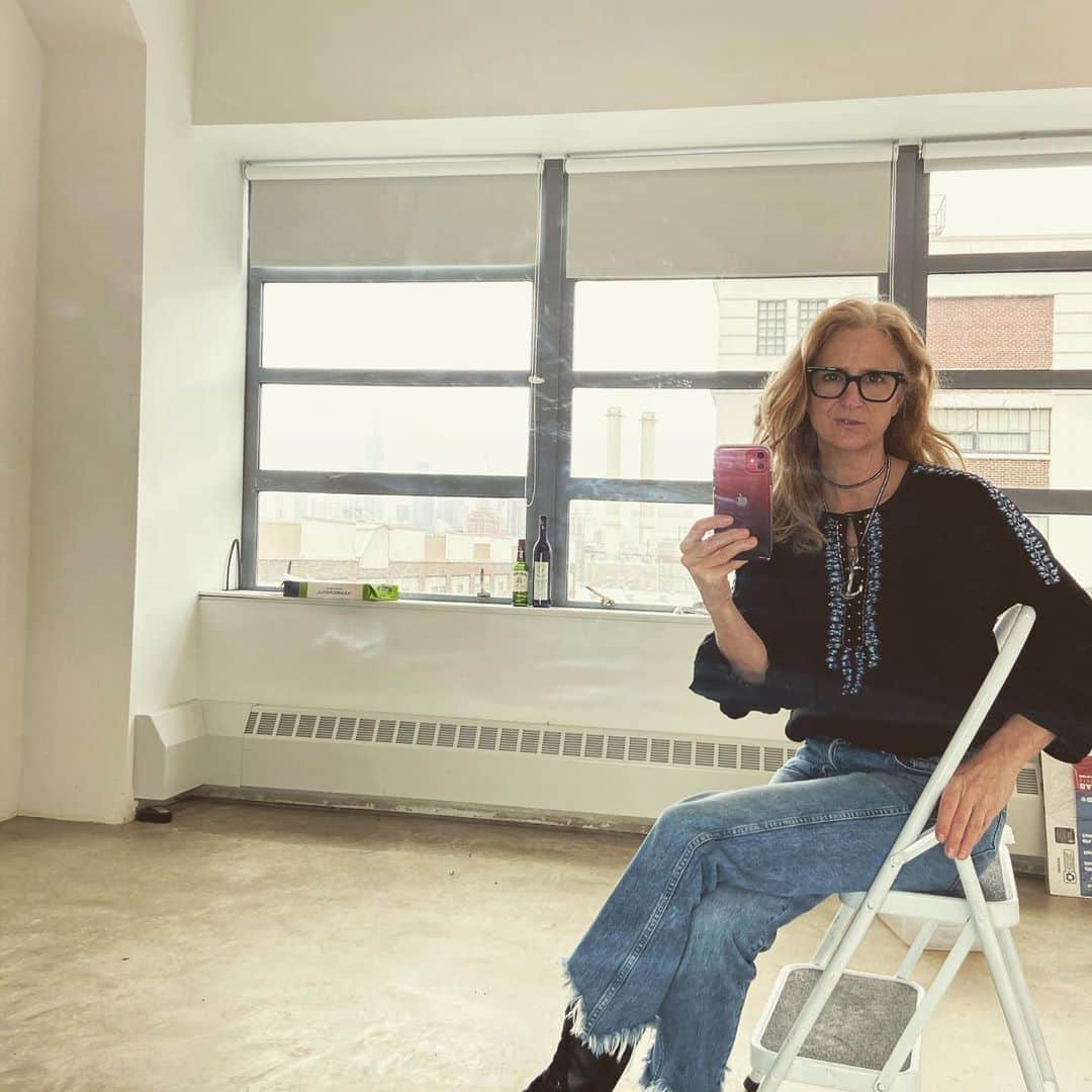 ナネットレポーのインスタグラム：「Reflecting in my Highlands Top On sale now! #betterdaysarecoming  #staysafe」