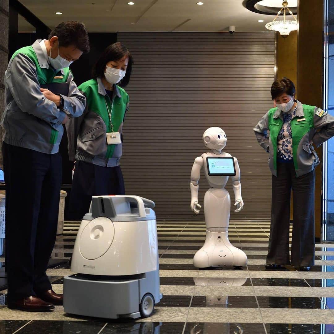 The Japan Timesさんのインスタグラム写真 - (The Japan TimesInstagram)「The Tokyo Metropolitan Government on Friday unveiled robots that will be used in two hotels housing those infected with COVID-19. The metropolitan government aims to efficiently clean the hotels, which are to house asymptomatic patients or those with light symptoms, and lower the burden on staff members. 📸 @miura.yoshiaki . . . . . . #Japan #Tokyo #coronavirus #covid19 #news #tech #robots #日本 #東京 #新型コロナウイリス #ニュース #技術 #🤖」5月2日 21時03分 - thejapantimes