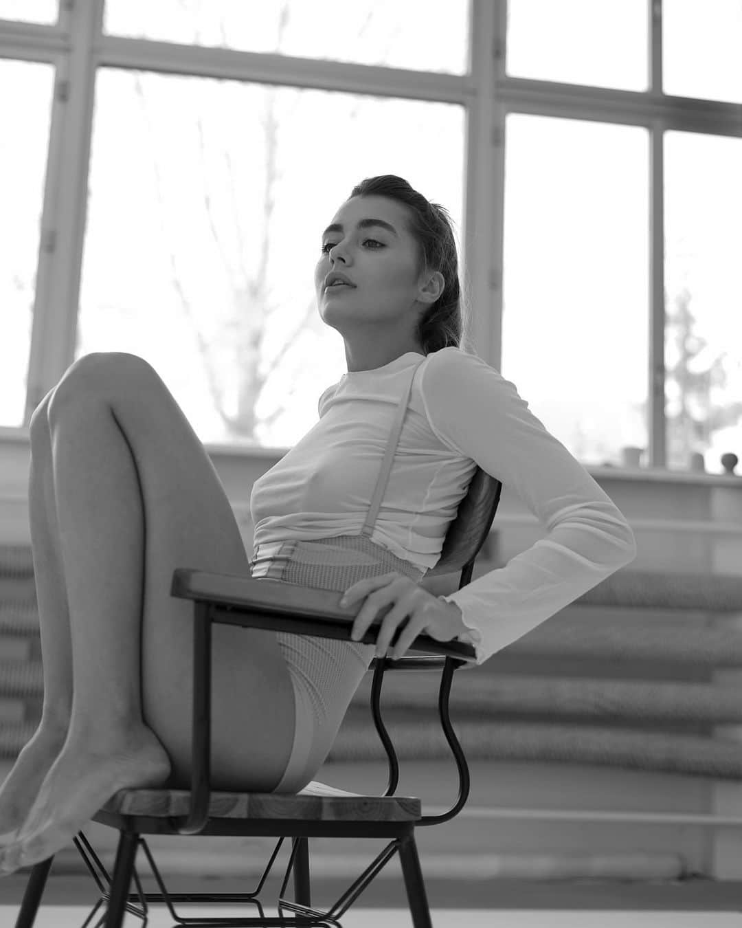 レジャビーのインスタグラム：「On tourne en rond, certes, mais avec élégance —— we go around in circles, yes, but with elegance  #silhouette #maisonlejaby #shapewear #details #frenchlingerie #retro #nude @lanoro_lingerie」