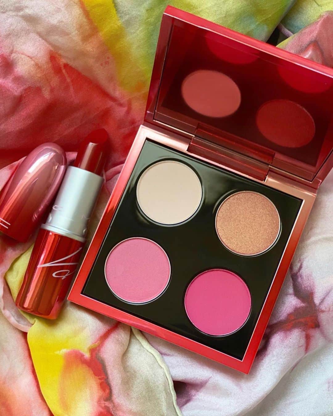 M∙A∙C Cosmetics Japanのインスタグラム：「ㅤ 新作コレクション #MACアーナーオブキングス を使用して、ピンクカラーでも芯のあるクールな女性をイメージ✨甘すぎないルックに👩🏼‍🎤 ★メイクルックは2枚目をチェック👉 ㅤ ↓↓ルック使用製品↓↓ ・スモールアイシャドウ×4 バイ （パレット右上）エクスペンシブピンク／アイホール （パレット右下）パッショネイト／下まぶた&目尻キワ （パレット左下）スシフラワー／目頭 ・リップスティック [ブレイブ レッド] ※公式オンラインショップ限定発売 ㅤ ㅤ 【公式オンラインショップ限定特典】 ☑︎5/11(水) 23:59まで 8,250円(税込)以上ご購入でスプレータイプの化粧水、M·A·C プレップ プライム フィックス+ (30mL)をプレゼント *なくなり次第終了 ☑︎5/6(水) 23:59まで 全品送料無料 ☑︎初回ご購入のお客様へ10% OFFクーポンをプレゼント（クーポンコードwelcome） ㅤ MAKE UP & MODEL BY AYAKA ENDO Regram from @macpro_tokyo ㅤ #MACHonorOfKings #honorofkings #MACCosmeticsJapan #王者栄耀 #モバイルゲーム #MACCosmetics #MAC #MACコスメ #マックコスメ #コスメ #メイク #化粧品 #デパコス #コスメ部 #コスメマニア #コスメ好きさんと繋がりたい #メイク好きな人と繋がりたい #コスメ記録 #春メイク #春コスメ #新作リップ #新作コスメ #ピンクメイク #口紅 #MACリップ #リップ好き #アイパレット #アイシャドウ #アイメイク」