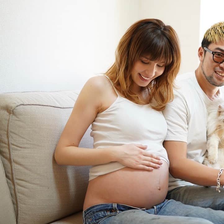 のインスタグラム：「数少ない、妊婦時代の写真🤰 簡単にマタニティフォトも撮ったよ^_^ チポレ🐈も写真に入ってほしかったから、自宅でお友達のカメラマンの方に撮ってもらいました✨ 印刷してフォトフレームに入れて飾ってる〜〜〜もっと妊娠中写真撮っておけばよかったなぁと思ったりしてるので、ぷんにーの皆様、たくさん写真撮ってね🤰  #マタニティフォト#ぷんにー#妊婦時代#ぷんにーらいふ#自宅で撮影#自宅でマタニティフォト#セルフマタニティフォト」