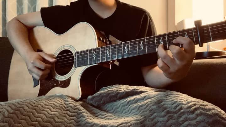 KAZUKI【ANFiNY】のインスタグラム：「昨日見つけたエモい曲を 歌ったけん聴いて欲しい😌  #夜永唄 / #神はサイコロを振らない  ハスキーな声昔は嫌やったけど 今となっては個性やと思っとる🤣笑  みんな拡散いつもありがとう。 コメントもちゃんと読んどるけん いっぱい何個でも送ってきてな👍w  #ANFiNY #FANFiNY笑顔の輪チャレンジ」