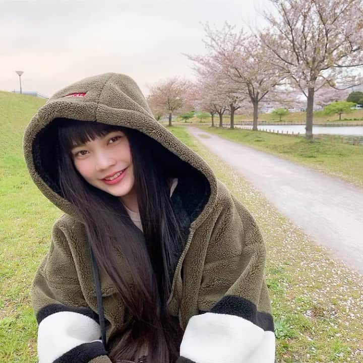 大石楓夏のインスタグラム：「家からずっと出てないから 桜時期の写真見てたら、 この時は寒かったんだなぁって思った😶  え、今日暑くなかったですか？ もう夏が来てしまうの、はやいよ、 まだ春って言っていたい🐱  春が恋しいです  #おうち時間 #おうちasobi」