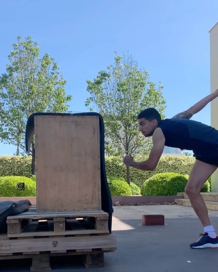 のインスタグラム：「117,5 cm a pata coja. 🦍🌪🦘 Día a día, entreno a entreno, centímetro a centímetro. 🏋🏻‍♂️🚀 Gracias animales @marcosllorente @sergigomez #EveryBodyJump #superation #quarantine」