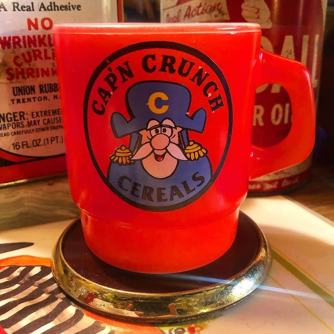 大川知英のインスタグラム：「70'sFire King CAP'N CRUNCH Mug Cup🇺🇸🚬 なんか、分からないけどひかれたんだ🇺🇸 色と名前かな..🧘🏼‍♂️そんなもんだろ🚬upi❗️ #fireking #captaincrunch #mugcup #70s#なんか分からないけどひかれた #そんなもんだろ#コーヒーうまい #amecajiboys #takatsubase #アメトイ部#キャプテン」