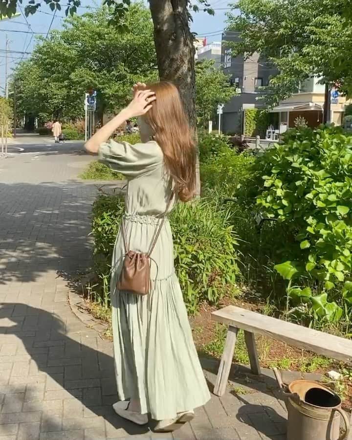 平木愛美のインスタグラム：「んーーーーー！っと、伸び！  最近好きな人たちに会いたい欲がふつふつと、✨✨ ただただくだらなく、笑いたい。  大好きさんの誕生日も、お祝いしたい。まま時が過ぎてる。  でも今はぐっ、と我慢、ですね🕊  いつか会える日にとびきりhappyな気持ちになれそう💕  スーパーへ行く道中、大好きな緑道を通りながら。 都会に意外とある、自然を感じれる空間。夏には緑が生茂り、子供たちがザリガニ釣ってたり、 緑の鮮やかな綺麗なオウムみたいな鳥がいたり🦜 春には桜が綺麗に咲き、冬には雪が積ったり。四季を感じられる緑道。もう６年目の好きな空間。  大きな木のしたですこし癒しを感じました。 この頃はベランダでぽかぽか太陽のした、心地よい風を感じたり。 大好きな自然をより大切に感じてる！ 落ち着いたら、綺麗な海に行きたいな〜🏖💖🌈🌞 夏生まれで夏も海もお祭りも花火大会も、全部全部、大好きなんです。 でもどんな素敵な空間でも、ひとりじゃなく、 大好きさんたちと訪れるのが好き。  未来のワクワクなことを考えるのも今できること。 お仕事も発信も色々したいことが浮かんで、 わくわくしてる✨✨ わたしの誕生日頃に、みんなに話したいこともあるんだ〜！！！ あとまた可愛いお洋服もこれから自宅にてサンプルチェック予定なので…お楽しみにしててください。👗 . 皆んなはこの大変な時期を乗り越えたら、したいワクワクなことありますか？💓 #stayhome #staypositive」