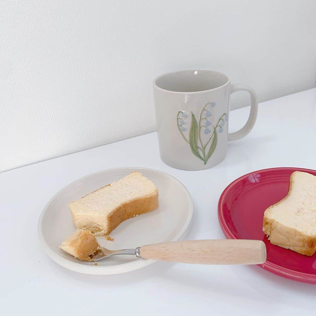 畑美紗起さんのインスタグラム写真 - (畑美紗起Instagram)「チーズケーキつくったよ〜🧀🍰 ㅤㅤㅤㅤㅤㅤㅤㅤㅤㅤㅤㅤㅤㅤㅤㅤㅤㅤㅤㅤㅤㅤㅤㅤㅤㅤ  ㅤㅤㅤㅤㅤㅤㅤㅤㅤㅤㅤㅤㅤ ️ㅤㅤㅤㅤㅤ これは　@mr.cheesecake.tokyo のレシピをみて つくりました、激うまでした、ほんとーに、🥺🤍 ㅤㅤㅤㅤㅤㅤㅤㅤㅤㅤㅤㅤㅤㅤㅤㅤㅤㅤㅤㅤㅤㅤㅤㅤㅤㅤ  ㅤㅤㅤㅤㅤㅤㅤㅤㅤㅤㅤㅤㅤ ️ㅤㅤㅤㅤㅤ おいしそうでしょ(｀・ω・´)🍴 みんなにもあげたい(｀・ω・´)🍴ㅤㅤㅤㅤㅤㅤㅤㅤㅤㅤㅤㅤㅤㅤㅤㅤㅤㅤㅤㅤㅤㅤㅤㅤㅤㅤ  ㅤㅤㅤㅤㅤㅤㅤㅤㅤㅤㅤㅤㅤ ️ㅤㅤㅤㅤㅤ #お菓子作り #おうち時間 #おうちカフェ #おうちごはん #チーズケーキ #おうちおやつ #お家カフェ #お家時間 #おうちスイーツ #チーズケーキ作り #おうちcafe #mrcheesecake #cheesecake #cafe #cafestagram #ınstagood #instafood #shooting」5月2日 21時21分 - miiicha_0327
