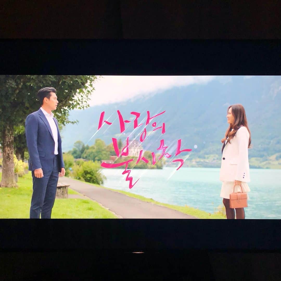 太田宏介のインスタグラム：「『愛の不時着』 最近の楽しみは子供を寝かせた後の妻とのドラマ鑑賞！ @kobayashiyu11 のInstagramの投稿を見て、我が家も「愛の不時着」はじめました。笑 韓国ドラマは冬のソナタと天国の階段を観て以来だからかなり久々です。 この二つはどハマりして友達とロケ地にも行ったな〜。 今日はこれから第3話。 今後の展開が楽しみだ！ #愛の不時着」