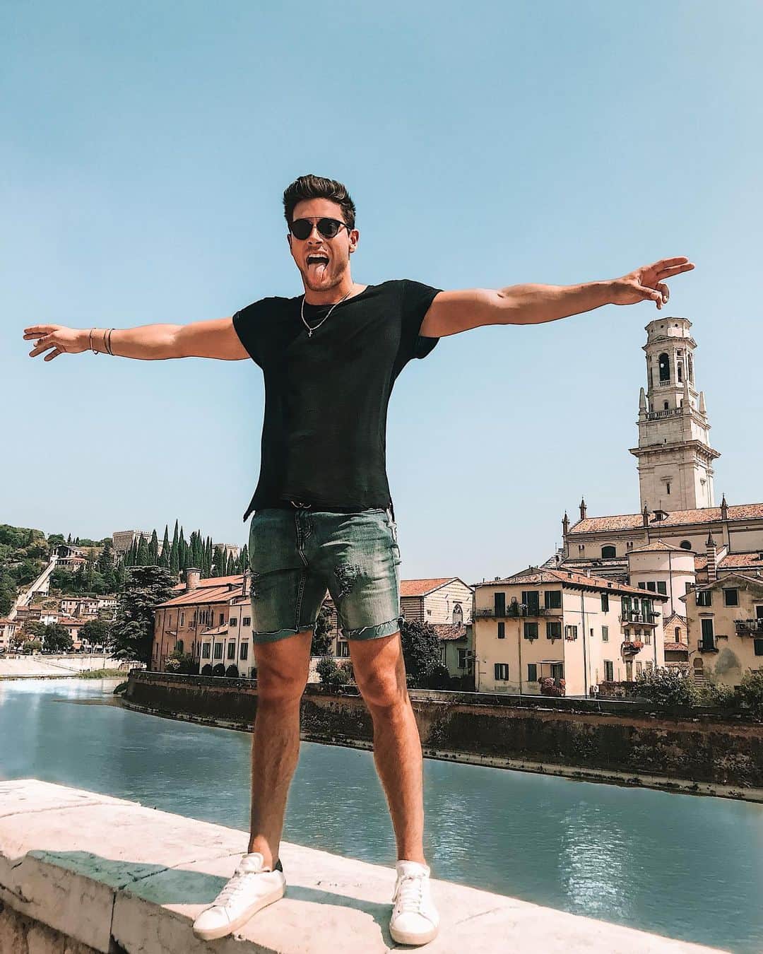 アンドレア・デンバーのインスタグラム：「We all feel a great desire for freedom and light-heartedness ... Let’s think positive guys! If we are responsible during this period we will soon regain control over our lives.  Sentiamo tutti una grande voglia di libertà e di spensieratezza... Pensiamo positivo ragazzi, se siamo responsabili in questo periodo ci riapproprieremo presto della nostra vita. ✈️🙌🏻 #everythingwillbealright #fuckcovid19」