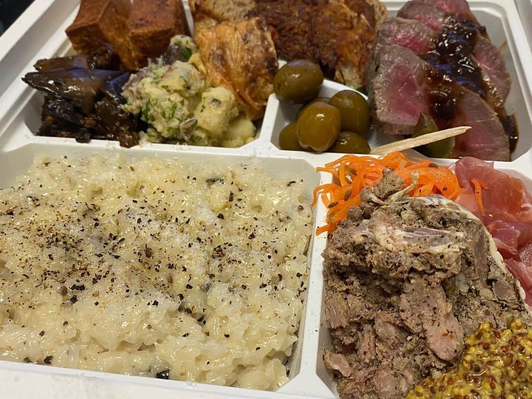 柏原竜二さんのインスタグラム写真 - (柏原竜二Instagram)「今は「誰かに何かを届けよう」という事もこれまた大変な労力を使うので、たまにはテイクアウトメニューの美味しいご飯を食べて『いま、自分ができること』考えるのです。」5月2日 21時22分 - ryuji.kashiwabara
