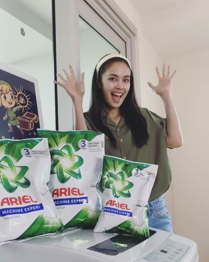 のインスタグラム：「Staying at home is one of the best ways to help our country and our beloved frontliners. But, that also means we have to adjust to a new routine. Working from home, doing chores and taking care of yourself are just some things we all have to carefully juggle. Thankfully, Ariel Machine Expert makes this easier by helping us doing our laundry more efficiently. 😍 It cleans like handwash because it’s Tri-Active Clean Formula can remove tough stains from your washing machine cycle without the need for hand scrubbing. Plus Ariel removes 99.9% germs 💚  Everyone at home takes turns doing chores so that no one is over worked and by the end of the day, we can all have our own time to enjoy our favorite series or favorite games 🤍  #ArielMachineExpert  #CleansLikeHandwash  #StayCleanStayHome」