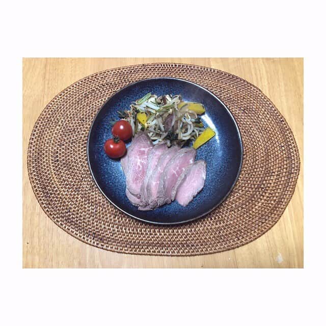 みのり(26)＠東京 ダイエットのインスタグラム：「🍖夜ご飯 . 自家製ローストビーフ もやしとパクチーとえのき炒め ミニトマト . . . 仕事おわったらへろへろ🥴と思っていたら ライザップのTRの上田くん( @k.ueda_fitness )が、 youtubeチャンネルにでるってもんだから テレビかけて〜、やらないで見てて〜(こら) . . 普段やる側だから、 『30回もやると僕も疲れますね！』ニコ(^ ^) ってコメントに、、、 . ほらみ〜😏😏😏 . と、テレビ越しにツッコミながらみてました← . でも、毎週トレーニングで会っていたトレーナーさんと ライザップも休業で会うことがなかったので、 元気そうで良かったです(笑) . . SNSや、メール上ではお話ができたり 連絡がとれる人とも、 直接会えるってことって大事だなぁって実感します。 . . 病院は、感染予防のため 面会をすることもできないし 外出や外泊もできない状況です。 . どれだけ心細くて、 不安な気持ちでいるんだろう . 人と直接会えることや、 一緒に時間を過ごせる存在の人が すごく大事だったんだなぁと . 改めて思います😔 . 早く収束して自粛期間がなくなって またたくさんお金使いたい。(ん) . . お買い物は、物を見て決めたいです！！ お酒は外で飲みたいです！！ 美味しいご飯は、空間の演出も大切です！ . 支離滅裂だけど、 なにが言いたいかというと 早く日常が穏やかになりますように。 . #みんなに会いたい . . そんなこんなで夜ご飯が遅くなり、 冷蔵庫で寝てたローストビーフです。 . . 大好きなネギ塩かけて食べました。 GWは、お仕事で病院です。 . おやすみなさい😴 . #stayhome #おうち時間 . #ダイエット #diet #ダイエット日記 #ダイエット記録  #instadiet #ダイエット仲間募集 #ダイエッター #公開ダイエット #dinner #夜ご飯 #夕食 #夜ごはん #低糖質 #糖質制限 #食べて痩せる #女子力 #脂肪燃焼 #ヘルシー生活 #コロナに負けるな #covid_19 #外出自粛中の過ごし方 #おうちで過ごそう」