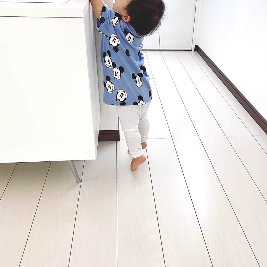 のインスタグラム：「レトロミッキーが可愛すぎる🐭♡﻿ スニーカーとの相性も良きでした🙆🏻‍♀️◎﻿ ﻿ また他にもおチビの服を買ったので色々着せるのが楽しみだなぁ👶🏻！﻿ ﻿ ﻿ #hm#breeze#ifme#子供服#キッズ服#ベビー服#エイチアンドエム#ミッキー#ディズニー#スニーカーコーデ#男の子コーデ#アラサーママ#赤ちゃん#赤ちゃんのいる生活#育児#子育て#ワンオペ育児#生後13ヶ月#1歳1ヶ月#1y1m#男の子ママ#新米ママ#ママ#お家にいよう#おうち時間」