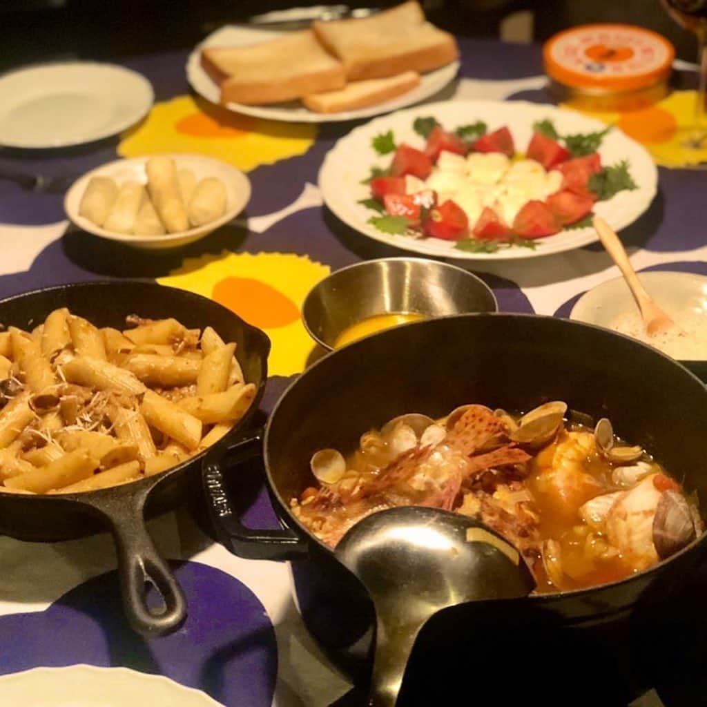 三浦瑠麗さんのインスタグラム写真 - (三浦瑠麗Instagram)「きょうはカサゴがあったのでブイヤーベースにしました。前菜はモッツァレラチーズとトマトに岩塩とオリーブオイルをかけ、シソをちぎって加える。太めのホワイトアスパラガスは塩茹でに。娘のすきなペンネのラグーソースとチーズ。ブイヤーベースにはトーストとルイユを添える。神津牧場の缶バター。」5月2日 21時29分 - lullymiura