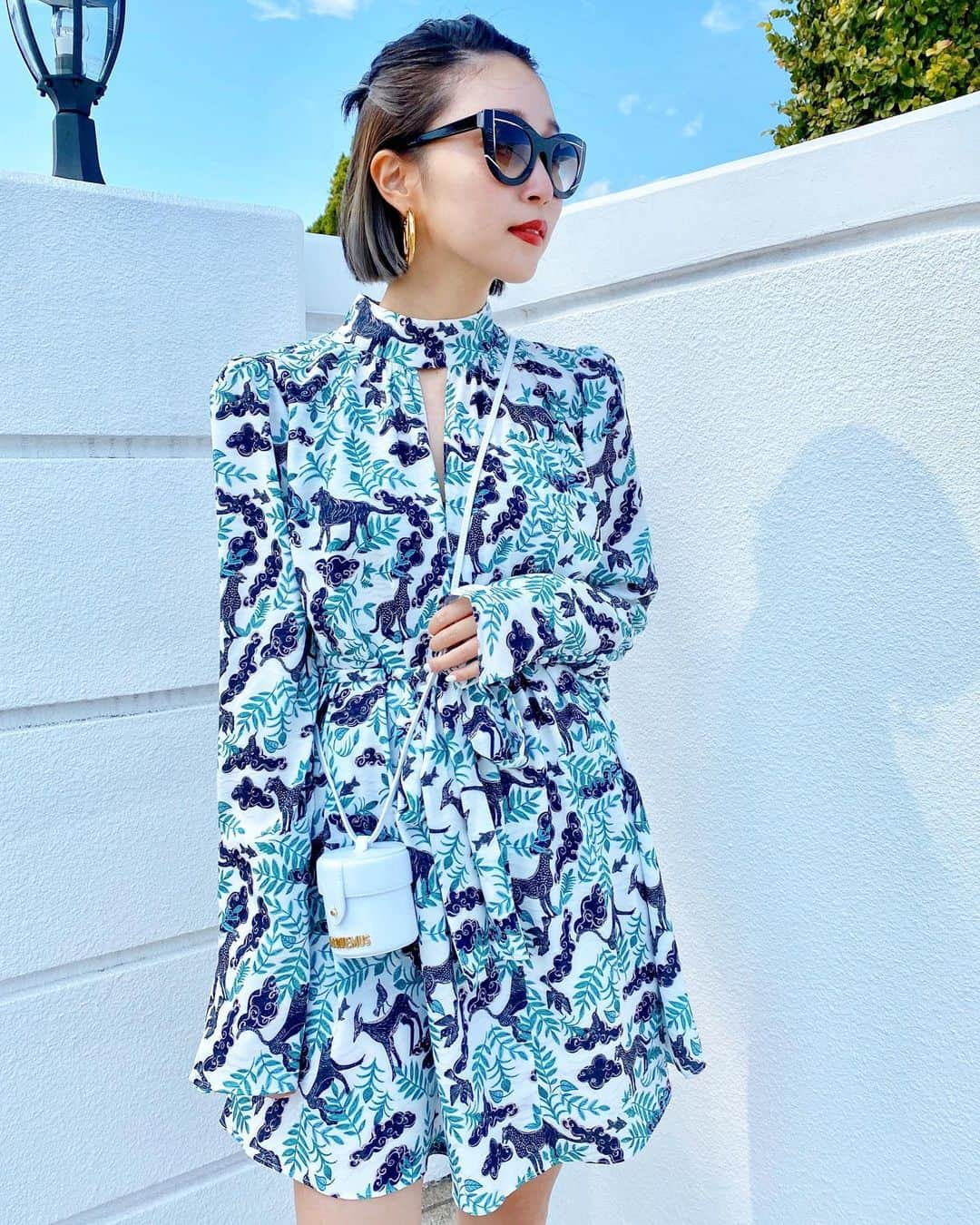 梅谷安里さんのインスタグラム写真 - (梅谷安里Instagram)「今日のファッション🦜 おうち時間に @Farfetch でshopping！！ saloniのワンピとJacquemusのミニバッグ。 おうちカフェする為ケーキ買いに行くから 嬉しくてさっそく着てみたよん💋 Farfetchは世界中の可愛いお店が集まった セレクトショップだから常にチェックしてるサイト🌹 現地の価格だしセールしてたからお得に買えてhappy♥️ 早くこれ着てお出かけできますように！！！ #shopping#stayhome #ootd#outfit#コーデ #おうち時間withFarfetch #withfarfetch#PR  #コーディネート」5月2日 21時22分 - anriworld