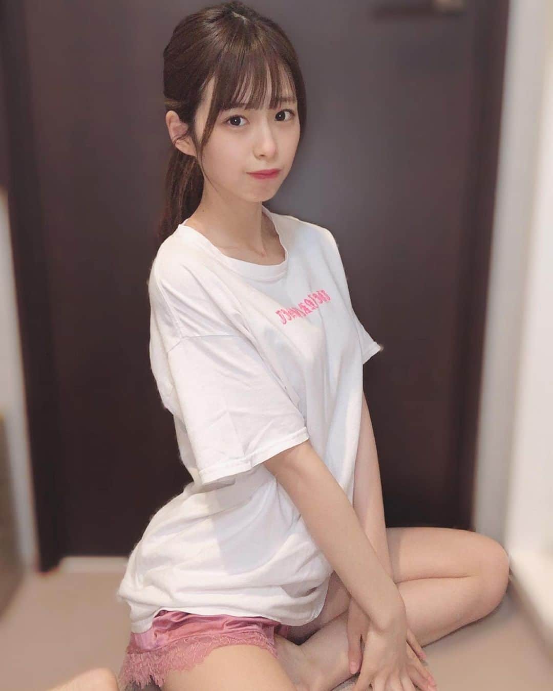 川崎ひかるさんのインスタグラム写真 - (川崎ひかるInstagram)「白Ｔシャツ🤍👀💕 . . めんどくさがりで薄メイク💧 たまにはいいよね😗 . . . . .  #daily #dailylook #selfie #selca #ootd #japanesegirl #japaneseculture #japaneseanime #japaneseidol #idol #cosplay #cosplaygirl #followｍe 일본아이돌  #데일리 #데일리룩 #셀카그램 #셀카 #셀피 #白t #フォローミー #ポニーテール #ポニテ #自撮り #アイドル #ビジョビ #ビジョラダ  #おうち時間」5月2日 21時24分 - hikaru._.1206