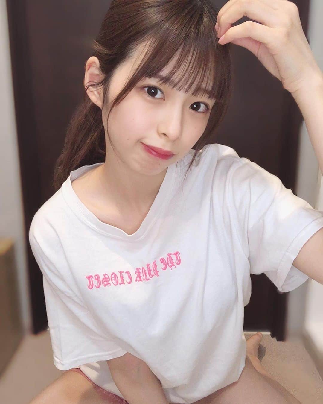 川崎ひかるのインスタグラム：「白Ｔシャツ🤍👀💕 . . めんどくさがりで薄メイク💧 たまにはいいよね😗 . . . . .  #daily #dailylook #selfie #selca #ootd #japanesegirl #japaneseculture #japaneseanime #japaneseidol #idol #cosplay #cosplaygirl #followｍe 일본아이돌  #데일리 #데일리룩 #셀카그램 #셀카 #셀피 #白t #フォローミー #ポニーテール #ポニテ #自撮り #アイドル #ビジョビ #ビジョラダ  #おうち時間」