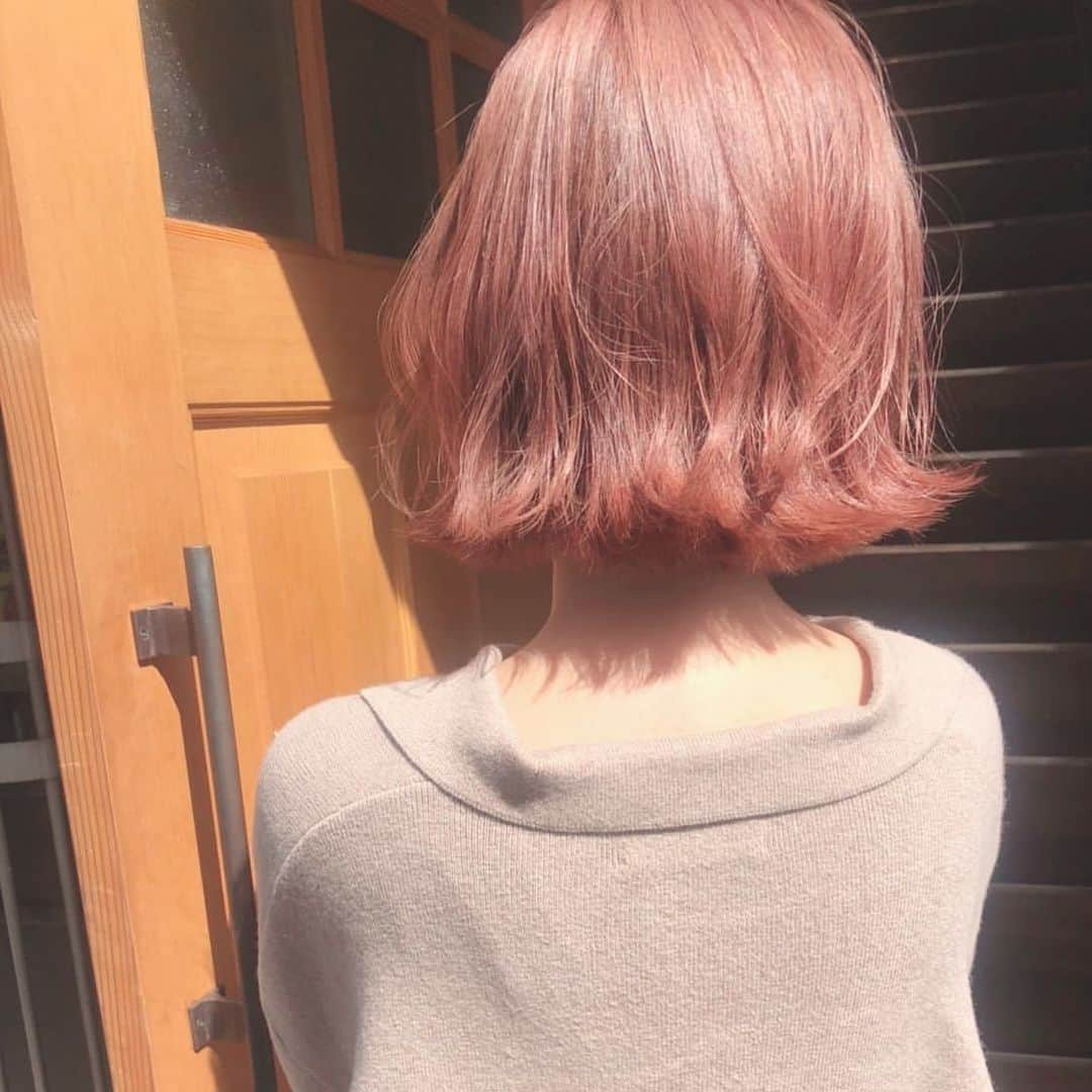 倉田夏希のインスタグラム：「♡ New Hair color🧡🧡 . 春はピンクの気分だから 前回よりも明るめの ピンクにしたっ❤️ . さすがのめちゃかわいい色！！ . 担当は @tobiayatobi さん🍎 . . #me #beauty #hairstyle #haircolor #hair #myhair #fashion #fashionista #pinkhair」