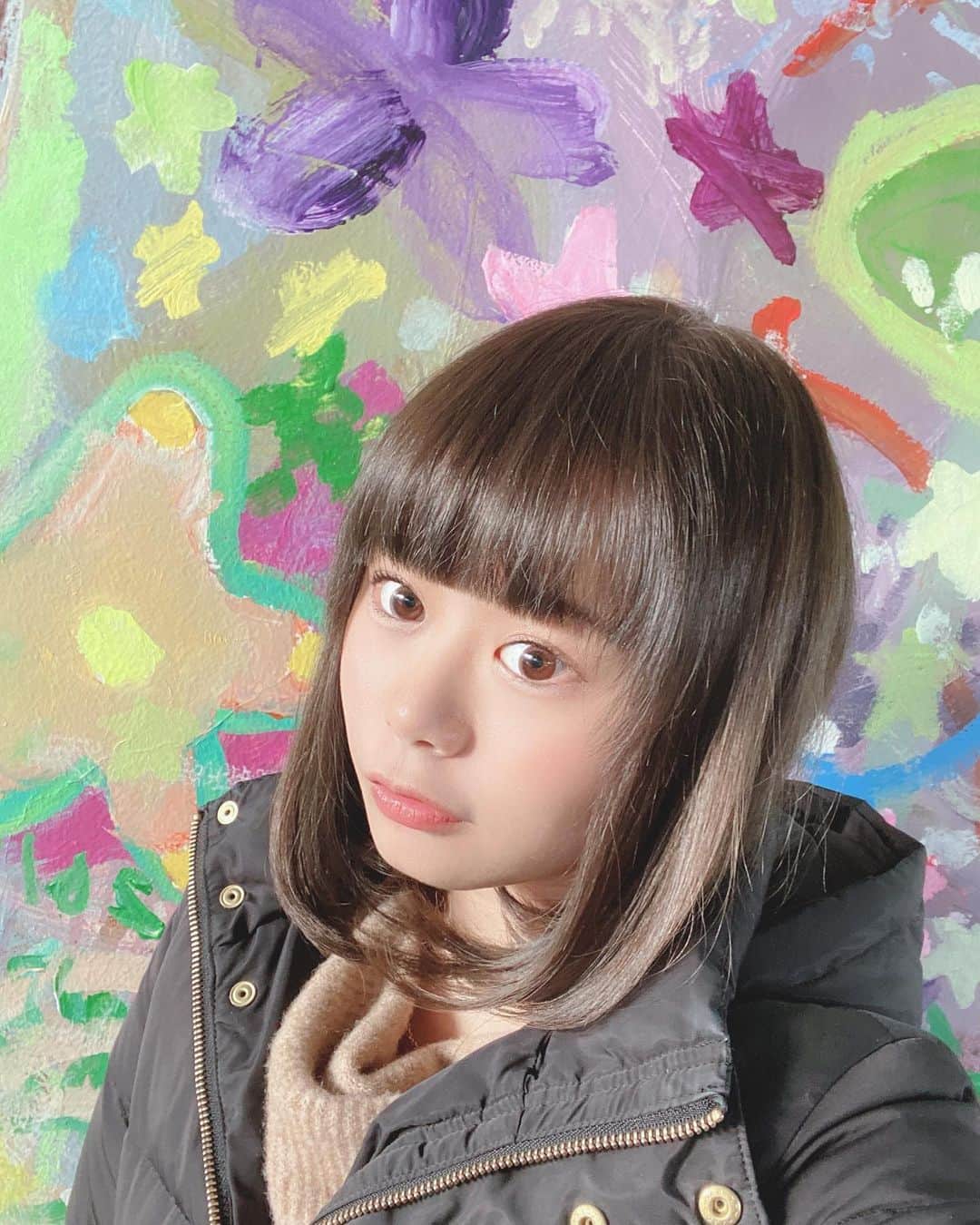 竹尾歩美のインスタグラム：「ぼーーーっとしてる１枚。 だいぶ前に撮った写真なんだけど、後ろの壁画が可愛かったよ🌼5月だね〜。最近、オンライン飲み会に興味をもちはじめました。誰か……(笑)  そして…😊 事務所のボイスサンプルが変わりました！！ナレーションは全部で台詞は一部変わったよ。よかったら聞いてくれると嬉しいです✨ . #5月#報告#ボイスサンプル#尾美」