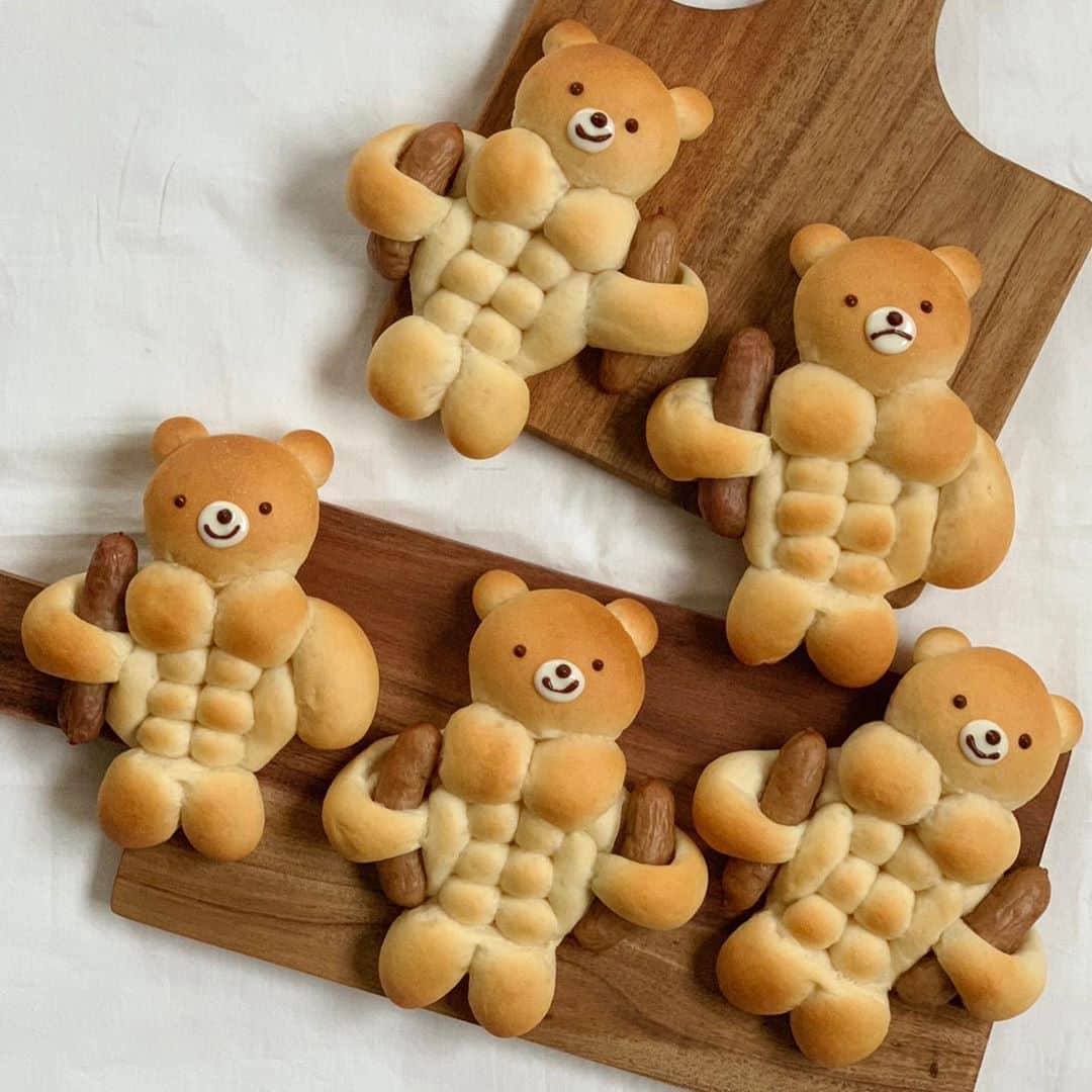 Ranさんのインスタグラム写真 - (RanInstagram)「. . . #konelのくまパン . #筋肉ムキムキくま . . 抱っこくまパンの筋肉ムキムキバージョン〜♩ ちょっと胸筋が大き過ぎましたね💦 6つに割れた腹筋は、ちぎりパンみたいにちぎれます😁 . . . Muscular bear bread！💪✨ . . . . #bread #muscle #musclebuilding #musclegirls #homemade #baker #breadmaking #kawaiifood #breakfast #bodybuilding #bodymake #手作りパン #惣菜パン #パン作り #ソーセージパン #グリーンマーク#信州ハム #マッスル #筋肉 #筋肉男子 #筋肉パン #ボディビル #筋肉好き #ちぎりパン #抱っこくまパン#筋肉くまパン #konel #コロナに負けるな」5月2日 21時31分 - konel_bread