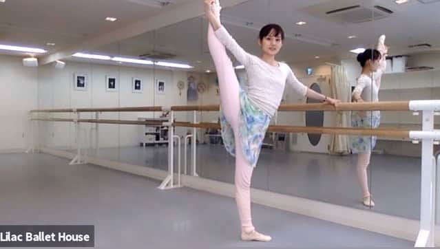 伊藤友季子さんのインスタグラム写真 - (伊藤友季子Instagram)「GW☀︎ 暖かくなってきたから 身体を柔らかくするチャンス♪ 今日は夏日でみんなと汗だくになりながら動きました🤸🏻‍♀️ . #ballet #バレエ #stayhome #staystrong」5月2日 21時34分 - yukiko_xx