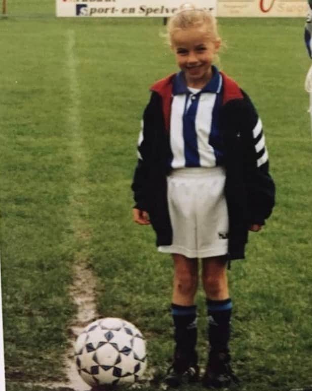 ジャッキー・グローネンのインスタグラム：「Er is niks leukers dan mogen voetballen met je vriendjes en vriendinnetjes. Dus voor iedereen die weer mag voetballen in Nederland .. veel plezier! Denk aan alle maatregelen, en let goed op elkaar 🧡 #samenvooruit #hetbegintbijdejeugd」