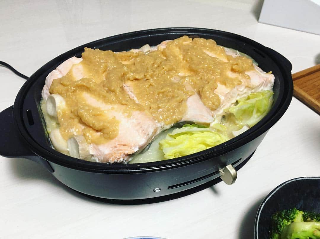杜このみのインスタグラム：「父から桜鱒が届いたので、 贅沢にちゃんちゃん焼きで頂きました♪ ふわふわで、瑞瑞しい桜鱒。  バターをひいたホットプレートに、 お野菜と桜鱒。 懐かしい甘い香りが家中に漂って、 家族に会いたくなりました。 1日も早く、平和で北海道へ家族に会いに行きたいです。 #桜鱒 #ちゃんちゃん焼き #北海道 #道産子 #ソウルフード」