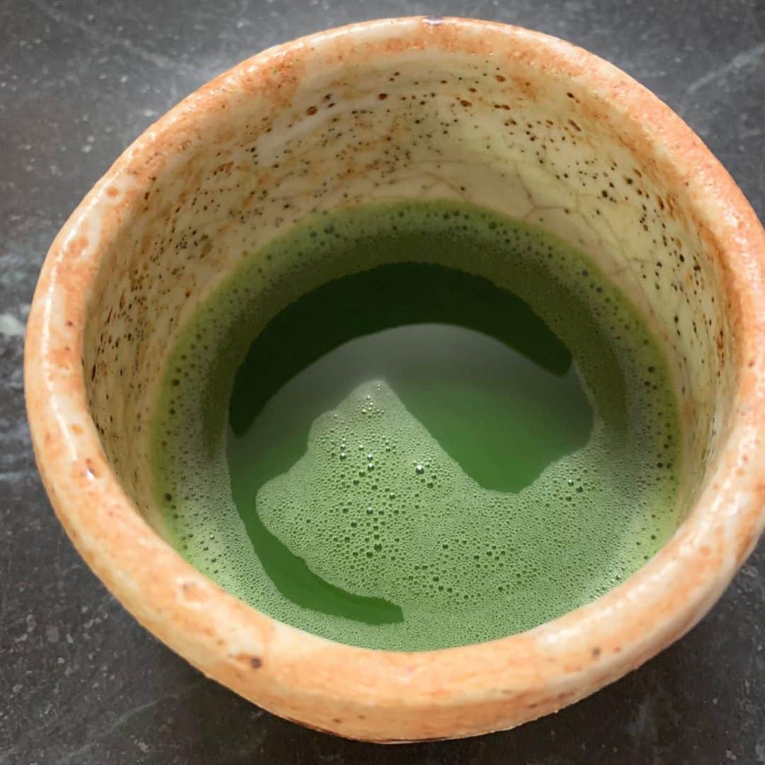 豊田麻子さんのインスタグラム写真 - (豊田麻子Instagram)「@sooku_sen から始まった　 #一服チャレンジお茶碗バトン 早速に、 宇田川さん(@kicazaru)からまわってきました。  私の思い入れのあるお茶碗は加藤亮太郎さん (@ryotarokato)のもの🍵 海外でしばらく暮らす私に、当時お付き合いをしていた主人がプレゼントしてくれました。小ぶりで、収まりがよく、飲みやすいお茶碗。  １枚目は、リヨンのローマ劇場で、野点をしたときの写真です。2000年の歴史ある劇場で、日本のことをなんとなく想ってお茶をいただきました。時間も空間もぼんやりとして、過去も未来も、今ここにあるような感覚でした。  このお茶碗とのご縁を繋いでくれた主人の斎号は’隨縁斎’です。 縁に従うという名の通り、私たちも10年以上前に出会い、インスタグラムで数年前に再会し、結婚したことを考えるとご縁は自分でつくるというより、与えられる、不思議なものだと思います。だからこそ、このお茶碗とのご縁も大切にしたいものです。  次にバトンをお渡ししたいのは 南青山の古美術商の吉戸さん (@yoshidogallery) ピラティスの先生のゆきちゃん (@yukikawai__ ) です。事前にアポなし、ごめんなさい！（笑）よろしければお願いします🍀」5月2日 21時37分 - asako_sen