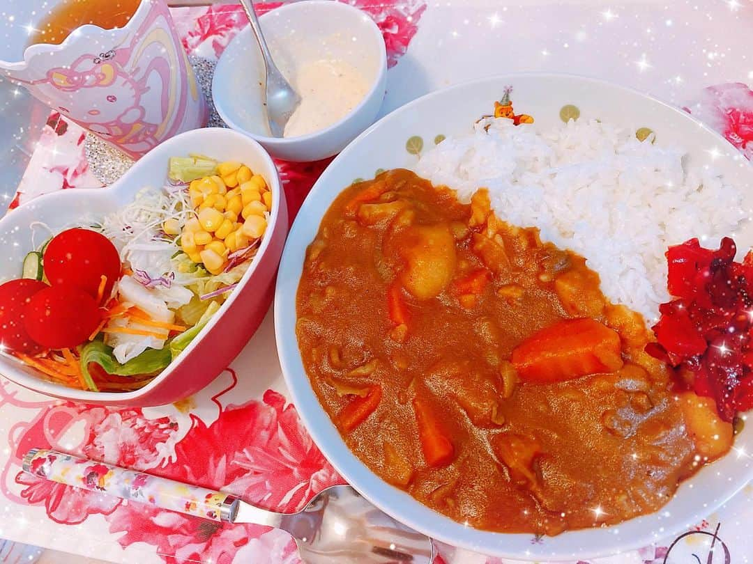 宇佐美あいりさんのインスタグラム写真 - (宇佐美あいりInstagram)「#あいりんクッキング　⭐️久しぶりにカレー🍛にしたぴょん🐰💓それからサラダ🥗💓今日もオリジナルシーザードレッシング手作りでうまうま〜＊*(ू•ω•ू❁)*＊♡ #カレー#サラダ#ドレッシング#オリジナル#シーザーサラダ#シーザードレッシング#手作りドレッシング#desert#냉중화면#love#おいしかった#料理#手料理#自炊#クッキング#夜ご飯#晩御飯#夕食#おうちごはん#自分ご飯#요리#お腹ペコリン部#cooking#delicious#yummy#followme」5月2日 21時42分 - airi.usami_official