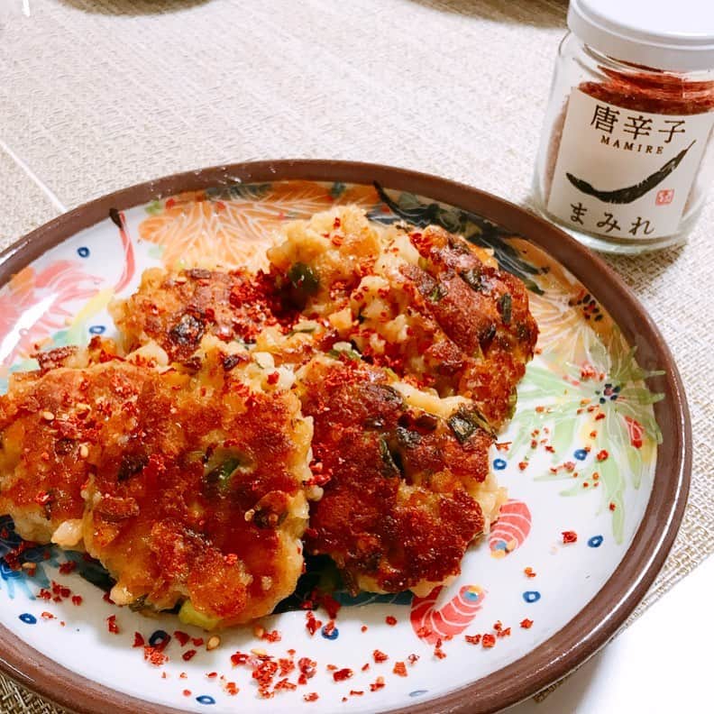 三好ジェームスのインスタグラム：「今夜の #まみれチャレンジ 〜エビとはんぺんのつみれ焼き〜  外はカリカリ、中はふわふわで旨し！  ーーーーーーーーーーー 作り方はとっても簡単！  材料 エビ、はんぺん、ネギ、チーズ、片栗粉、クミン、塩胡椒、水50cc  作り方！ ①エビは食感が残るくらいに細かく刻む。はんぺんは袋のまま手で潰しておく。ネギは小口切り。  ②ボウルにエビ、はんぺん、ネギ、細かくしたチーズ、片栗粉を少々、クミンを入れ塩胡椒で味を整える。そして具材を混ぜる！粘りが出るくらいに混ぜる。混ぜる。  ③材料に一体感が出たら食べやすい大きさに丸める。  ④フライパン油をひいて焼いていく。こんがりと焼き色がついてきたら裏返して少し焼き、水を投入！蓋をして蒸し焼きに！水がなくなったら少し火加減を強めにして焼き色がついたら完成！  @tadashi19639096  さんのまみれが合うーーーー！ ウメーーー！  #エビとはんぺんのつみれ焼き#まみれチャレンジ#エビ#はんぺん#ネギ#チーズ#つみれ焼き#クミン#stayhome#おうち時間#cooking#shrimp#cheese#このレシピは後日摂津正のつりごはんでも紹介」