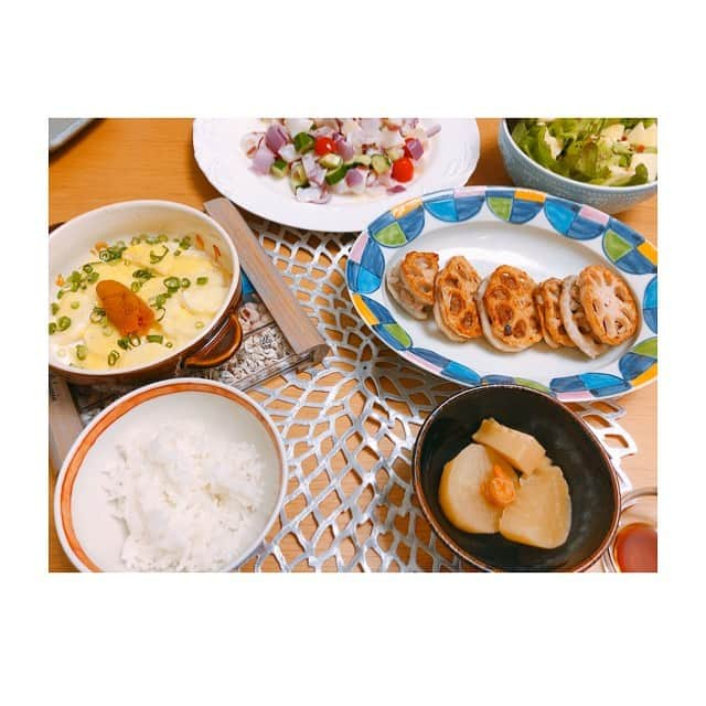 山崎萌絵さんのインスタグラム写真 - (山崎萌絵Instagram)「. 今日の夜ご飯 . ☑︎蓮根のはさみ焼き ☑︎タコと鯛のセビーチェ ☑︎長芋の明太グラタン ☑︎大根と竹の子の煮物 ☑︎りんごのサラダ . #おうちごはん #夜はちゃんと作る #セビーチェと煮物は夫 #セビーチェって何 #おいしかったけど #自炊生活」5月2日 21時42分 - moeyamasaki.kbc