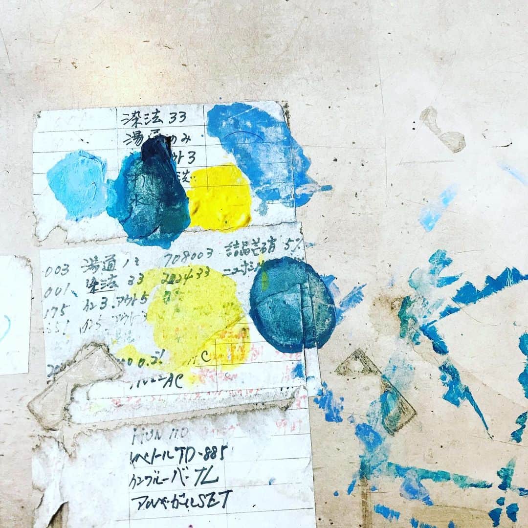 大谷友介のインスタグラム：「廃工場の机にて いつかの記憶を見つけた #painting #factory #記憶 #drawing」