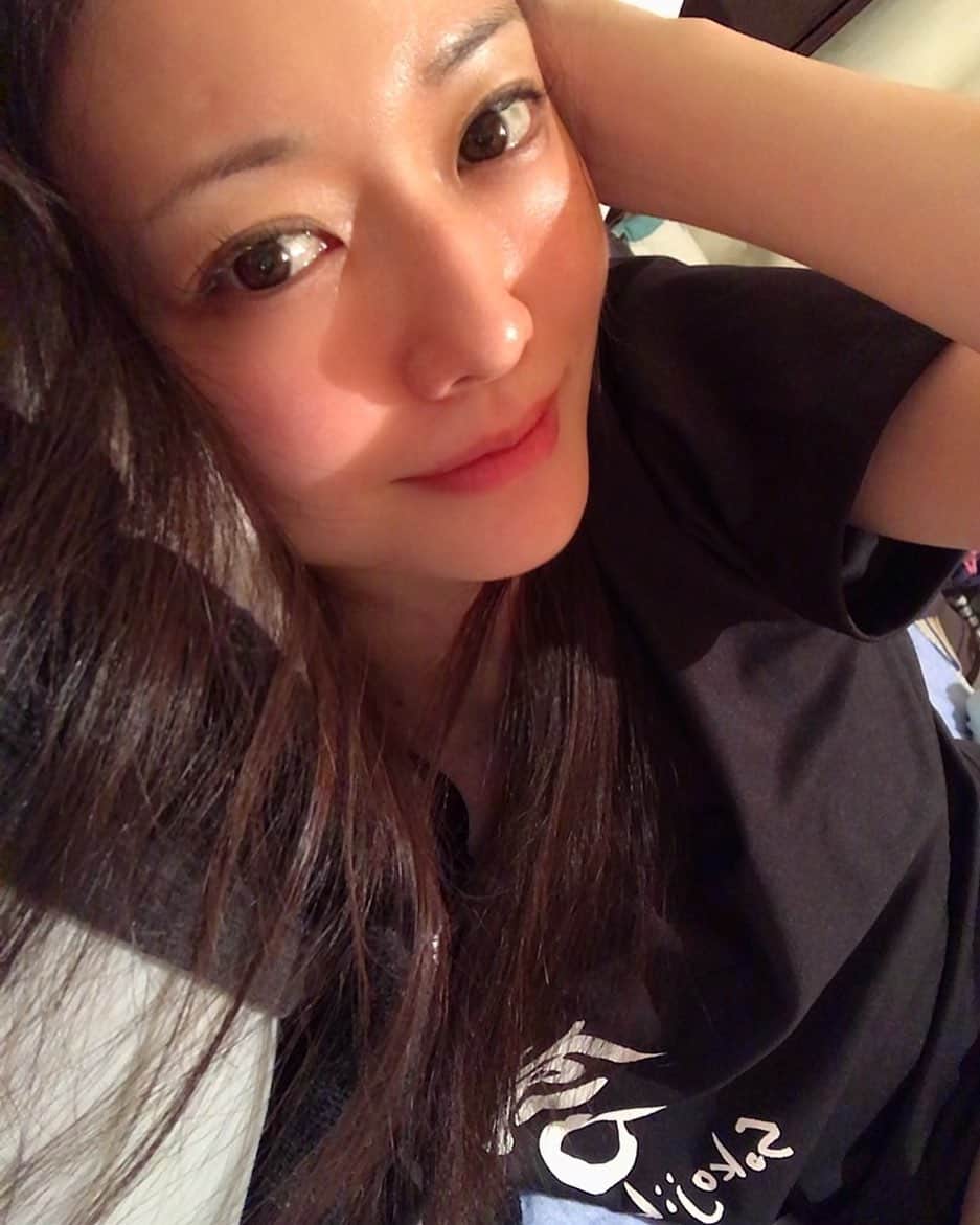 のインスタグラム：「大好きなお友達に貰った 底力Tシャツ☺️ ✨ 今着るべき時🕺🏽💗 #吉山りさ #tシャツ  #ぎゅーっnight #goodnight #眠い #寝る #animals 着替える前にゴローン #sleep #sleepy #black #blacktshirt #彼氏  どこ？😂 あーいたいた💗 #抱き枕  なかったら眠れない  今日から #nクール に変えた #ニトリ  #goodnight #底力 #すっぴん #アラフォー #早寝早起き  #ラーメン 食べたい🥺🥺🥺 #夢でね #photo #photography #添い寝 #松竹 😍😍😍 #single #singlemom model #Japanesemodel #モデル ですか？はい #温泉ソムリエ」